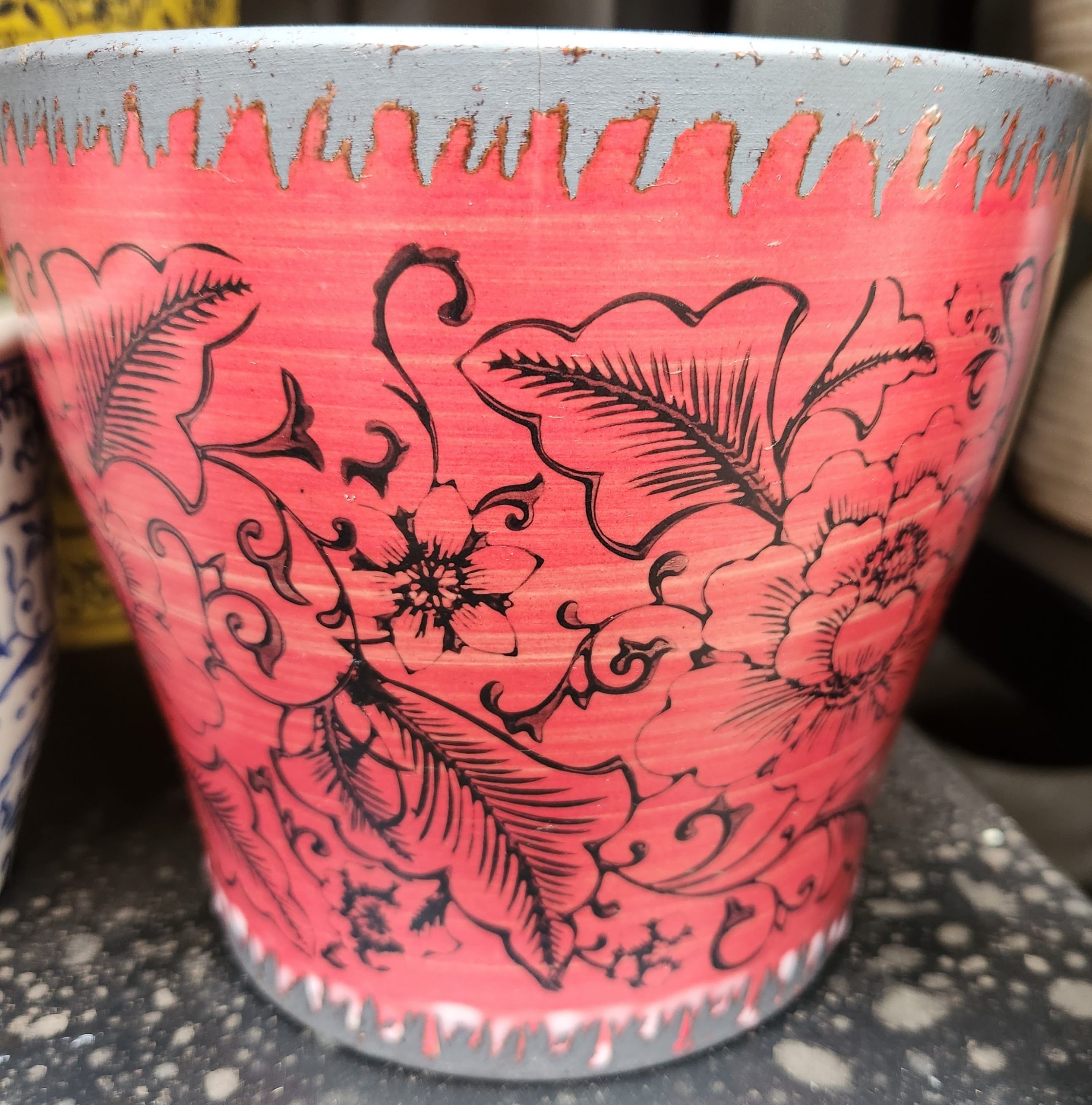 A Tang Mini with Plug Rustica Red 19x16cm flower pot with a black design on it.